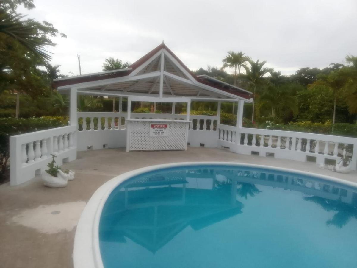 Whistling Villa Runaway Bay Exterior photo