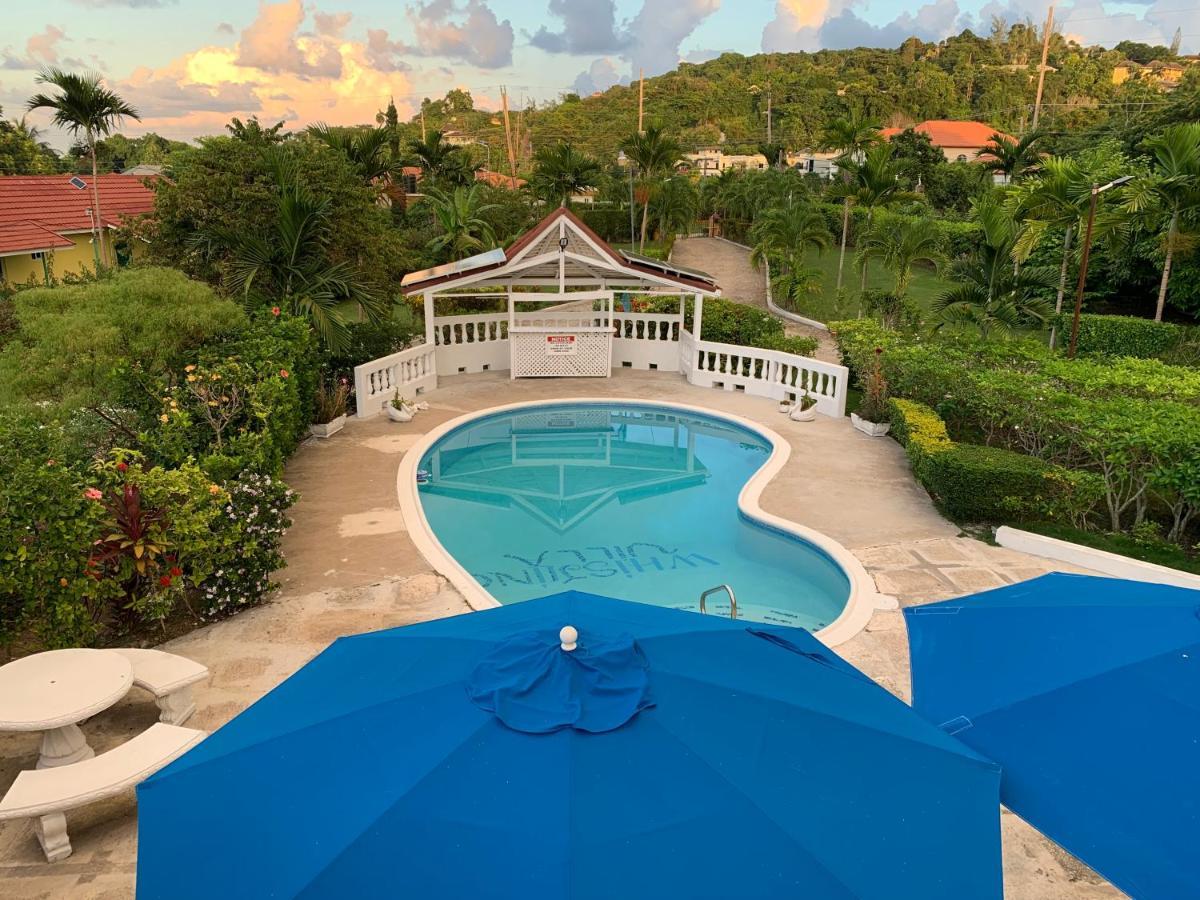 Whistling Villa Runaway Bay Exterior photo