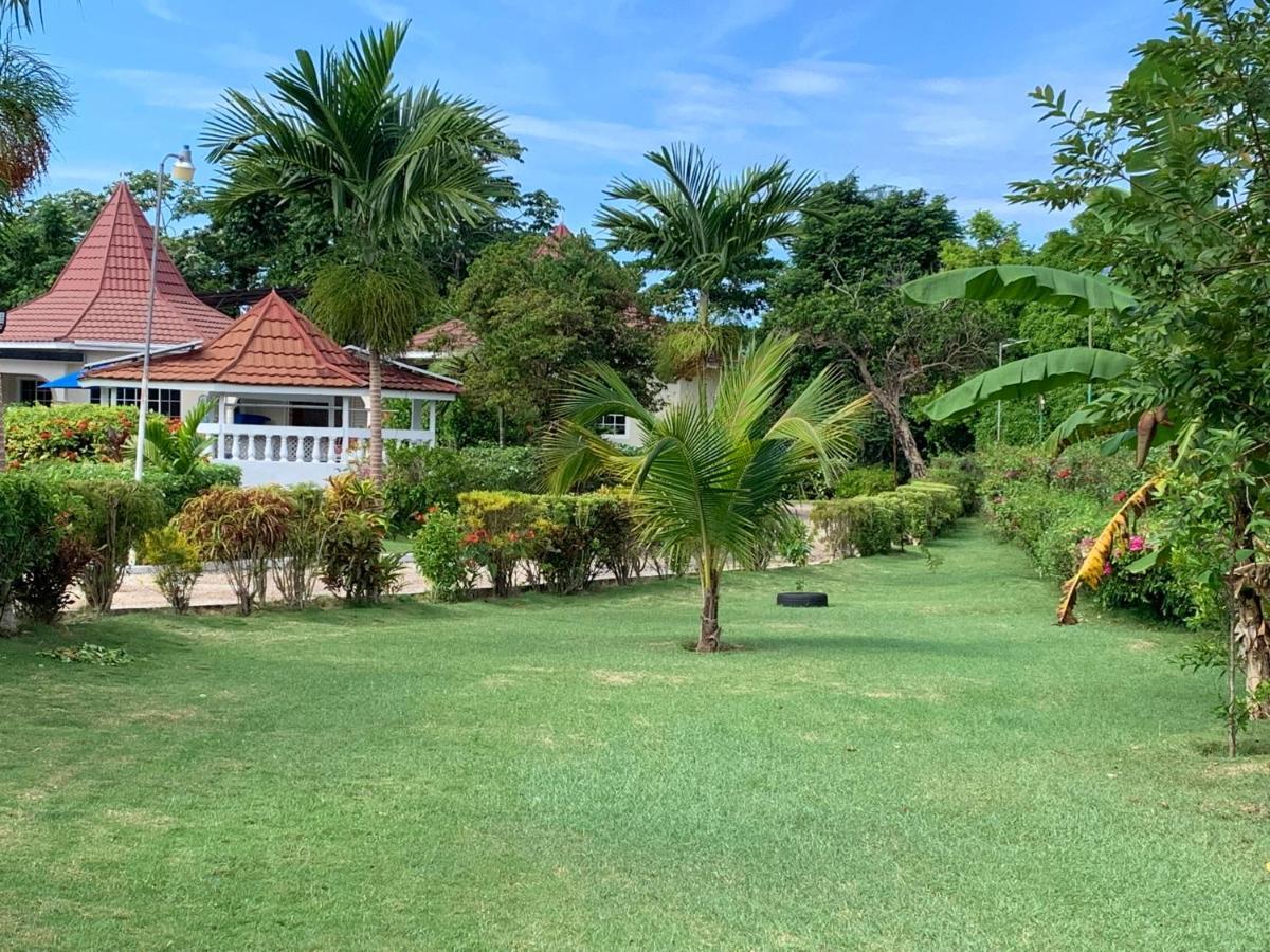 Whistling Villa Runaway Bay Exterior photo