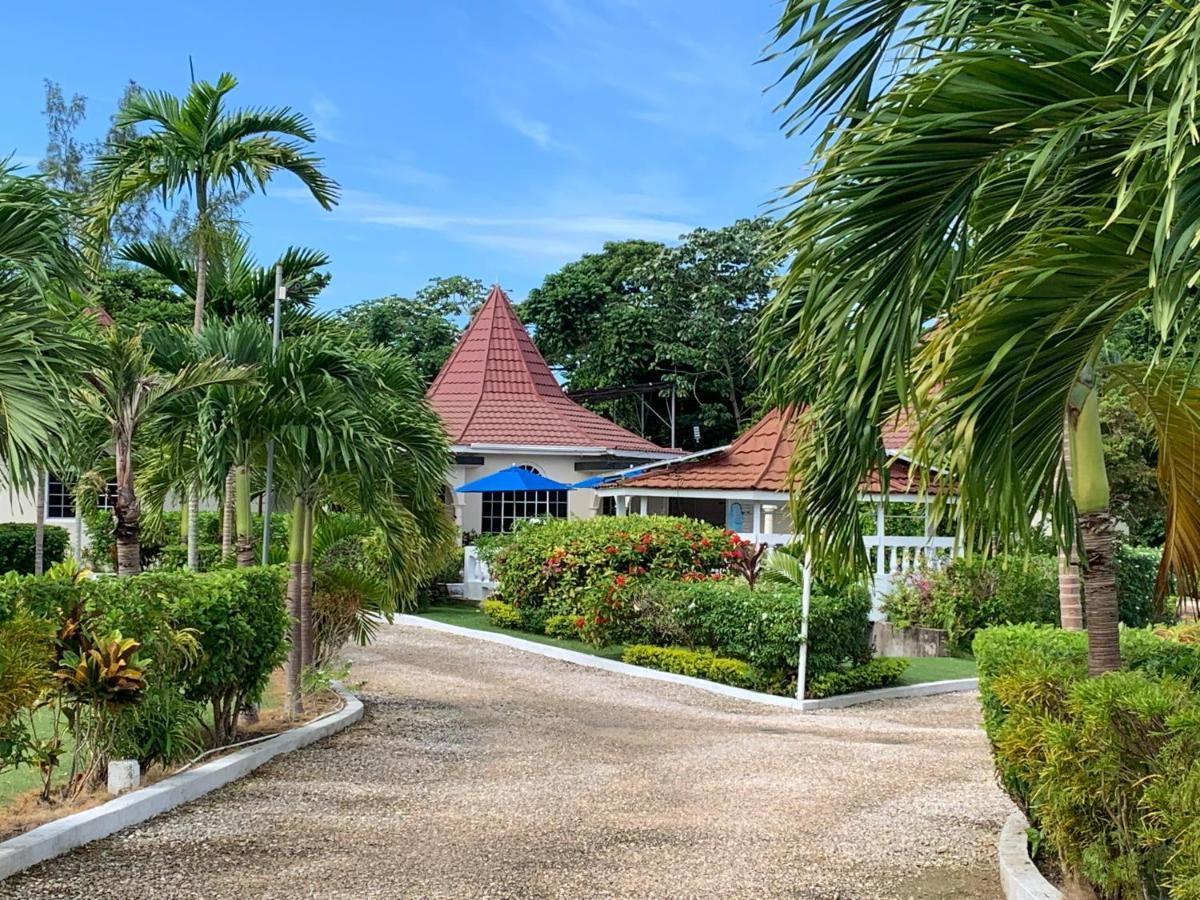 Whistling Villa Runaway Bay Exterior photo
