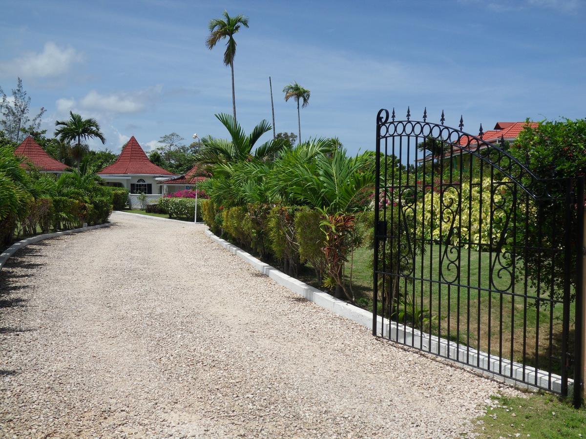 Whistling Villa Runaway Bay Exterior photo