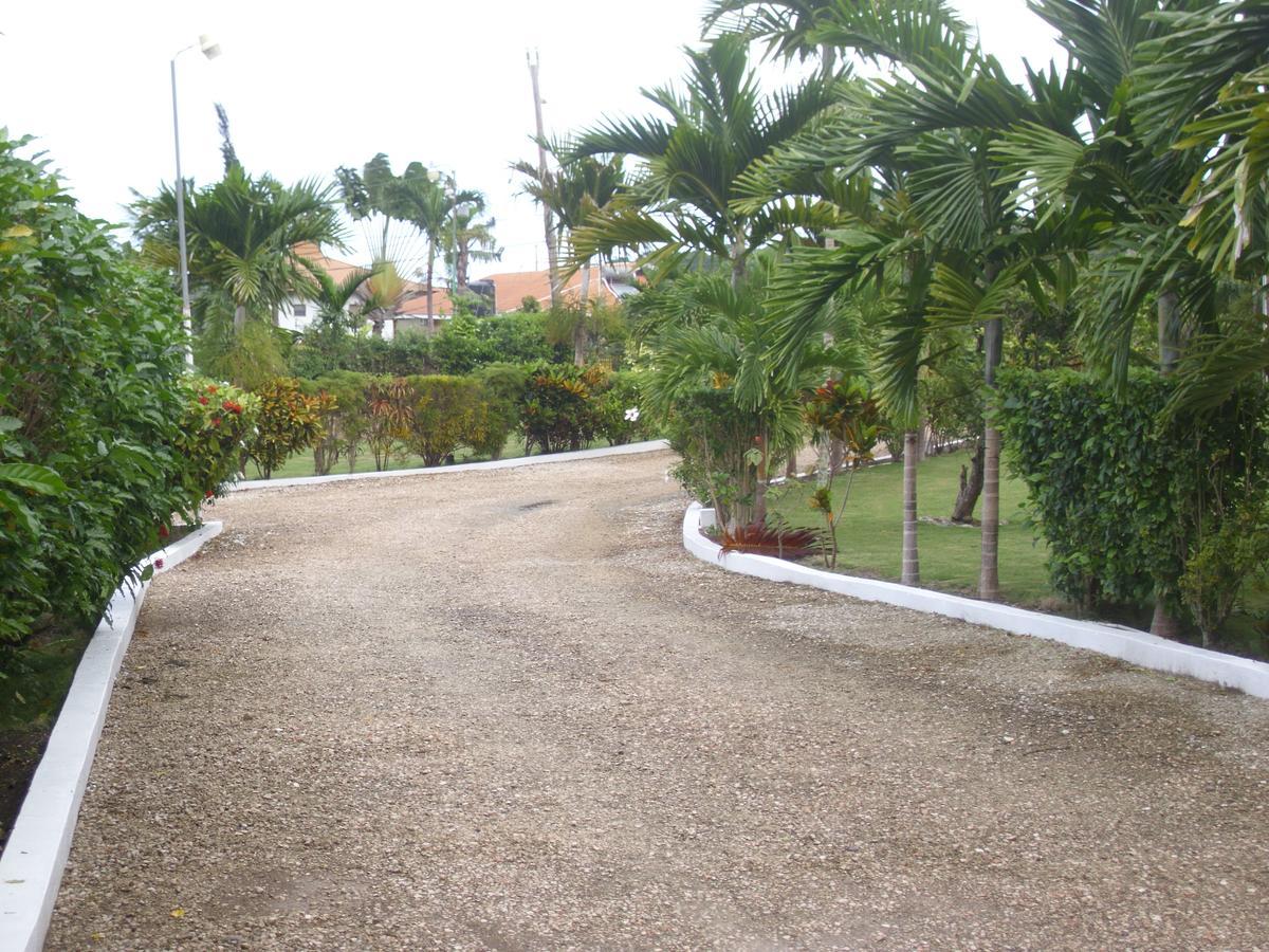 Whistling Villa Runaway Bay Exterior photo