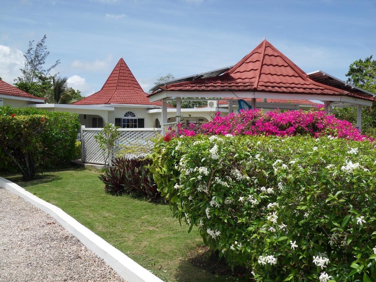 Whistling Villa Runaway Bay Exterior photo